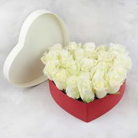 25 белых роз в виде сердца в коробе