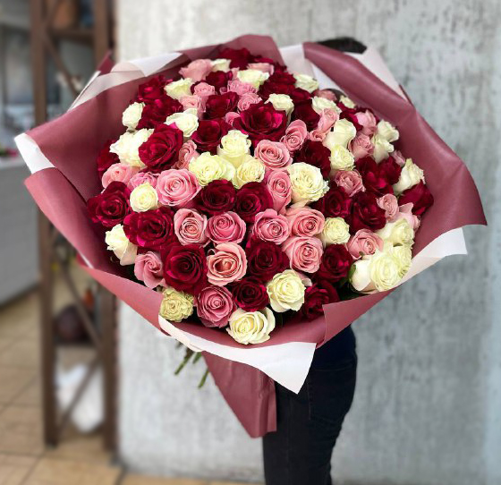 101 роза в стильной упаковке Эквадор
