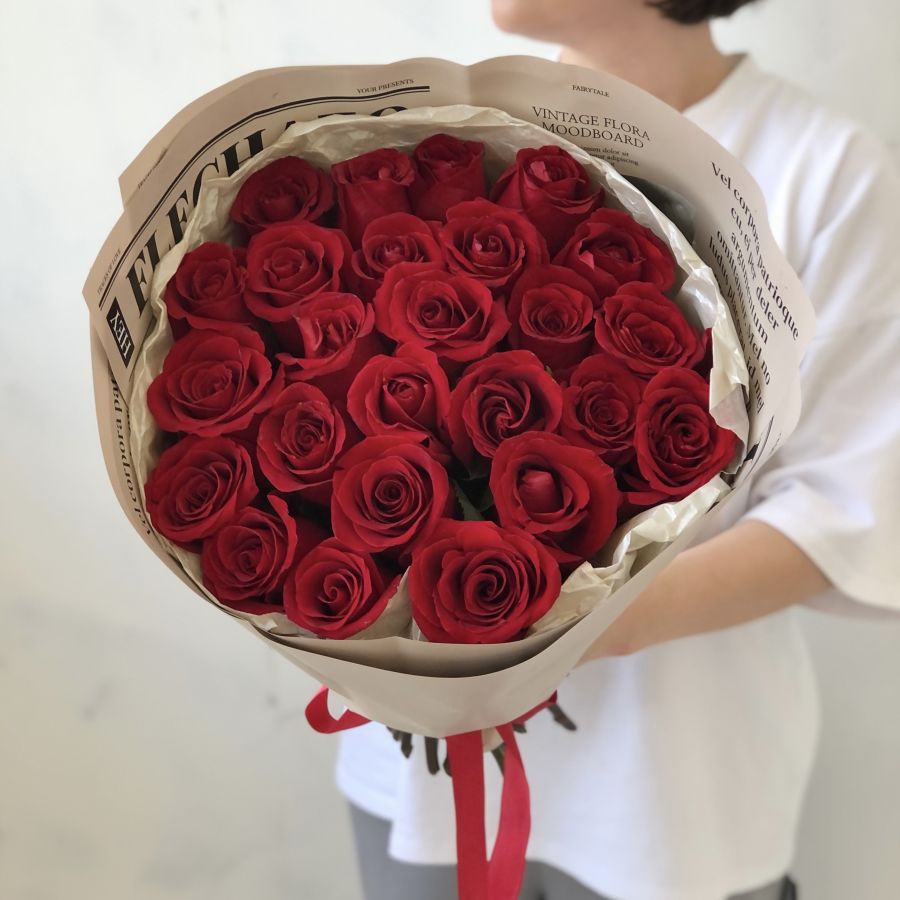 25 красных роз Эквадор в стильной упаковке