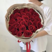 25 красных роз в стильной упаковке