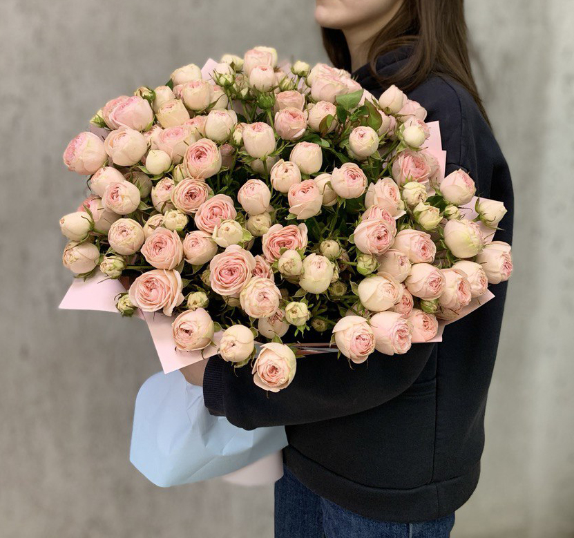 Букет из 25 кустовых роз в красивой упаковке