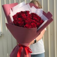 Букет гигант из 25 красных роз в стильной упаковке