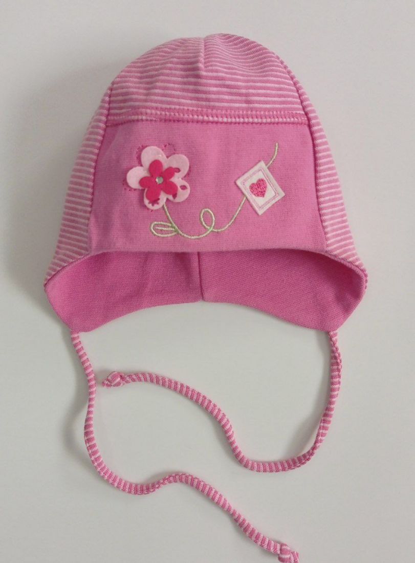 Розовая шапочка с завязками на весну