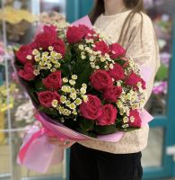 Букет из розовых роз с хризантемой сантини