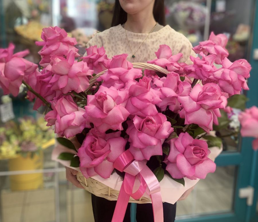 Цветочная композиция с розовыми розами в корзине