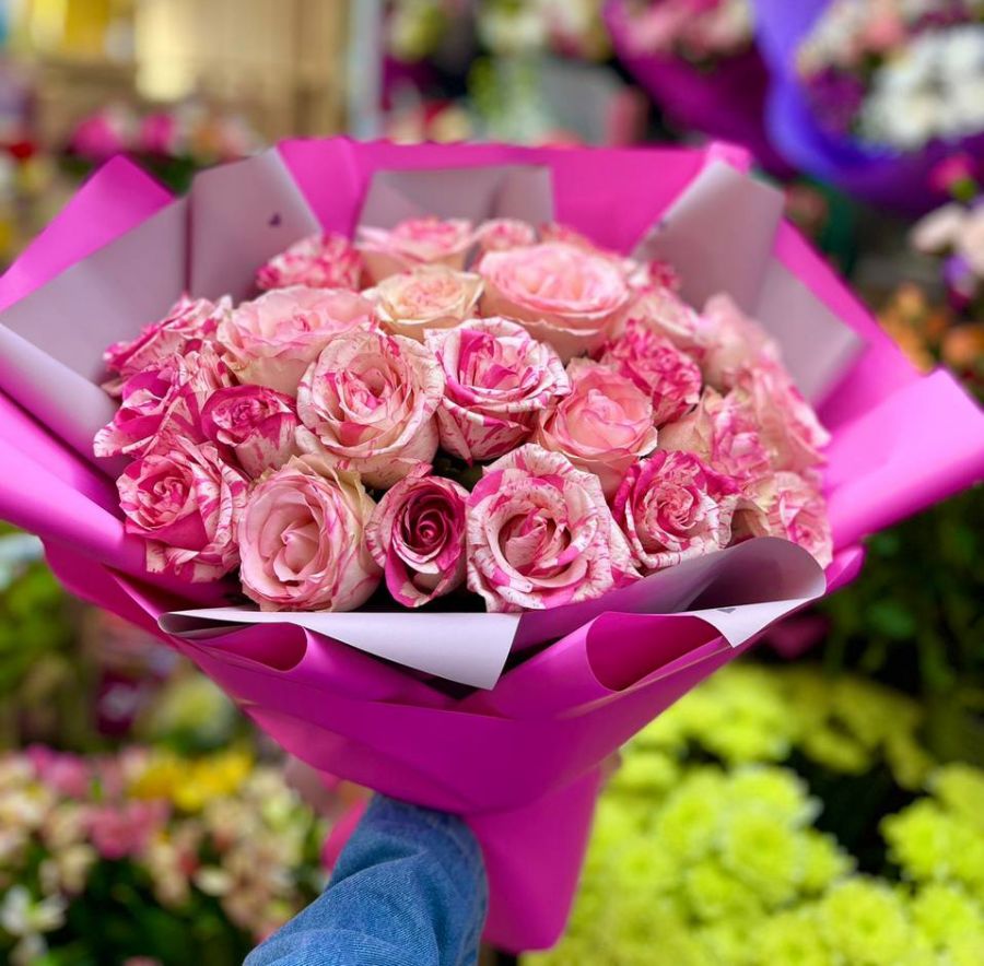 Монобукет из 25 розовых роз в упаковке