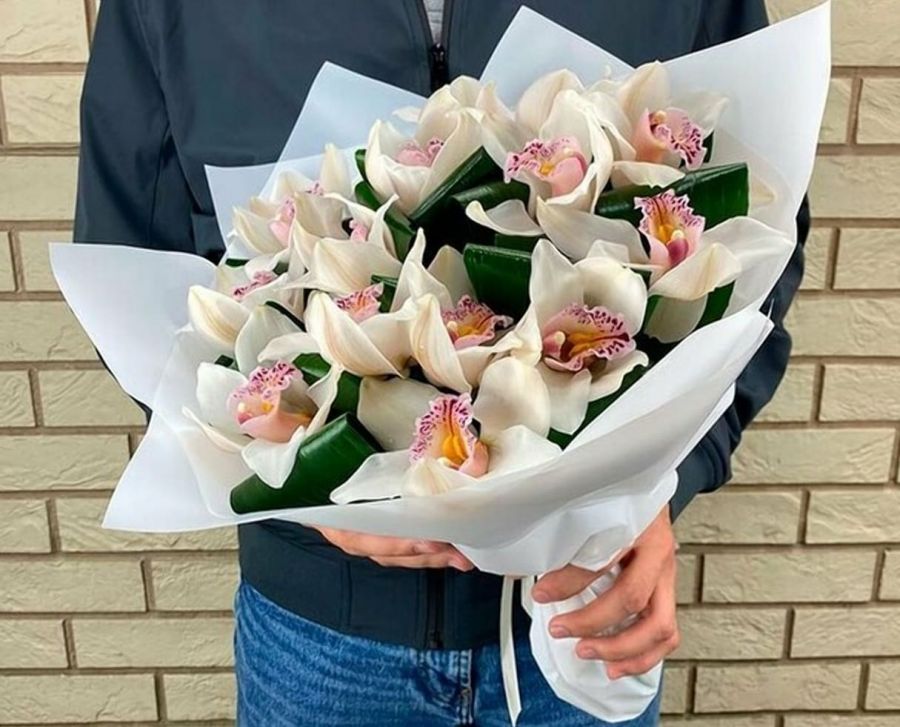 15 белых орхидей