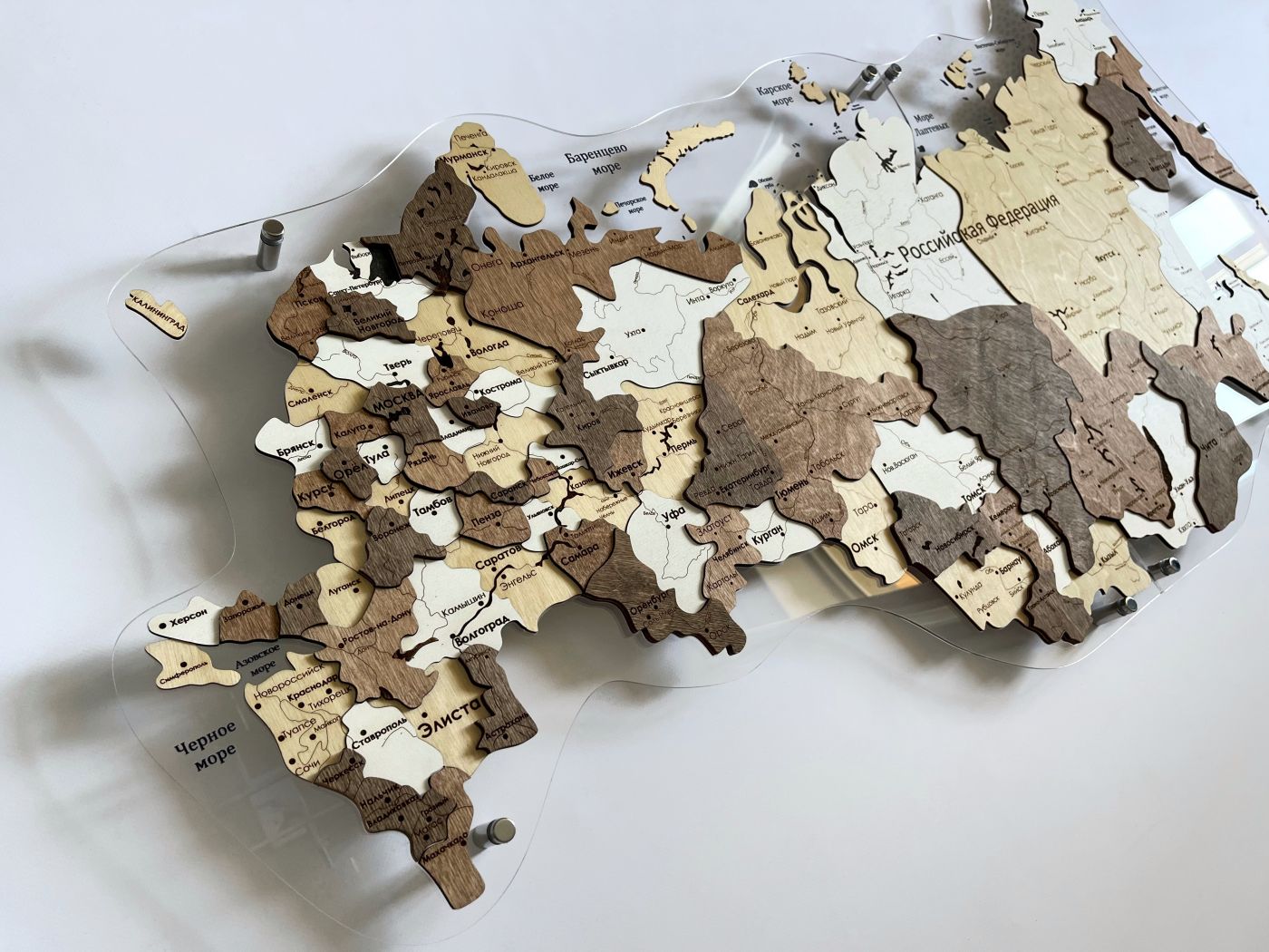 Цвет "Дербент", 150х83 см, Многоуровневая карта РОССИИ из дерева, на подложке из орг.стекла, на русском языке, с полной гравировкой, с черной гравировкой на орг.стекле