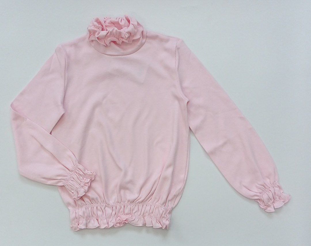 Широкий розовый джемпер для девочки с оборочками