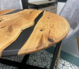 Круглый стол из слэбов дуба с оригинальной кромкой