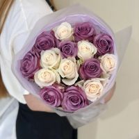 15 бело-сиреневых роз с оформлением
