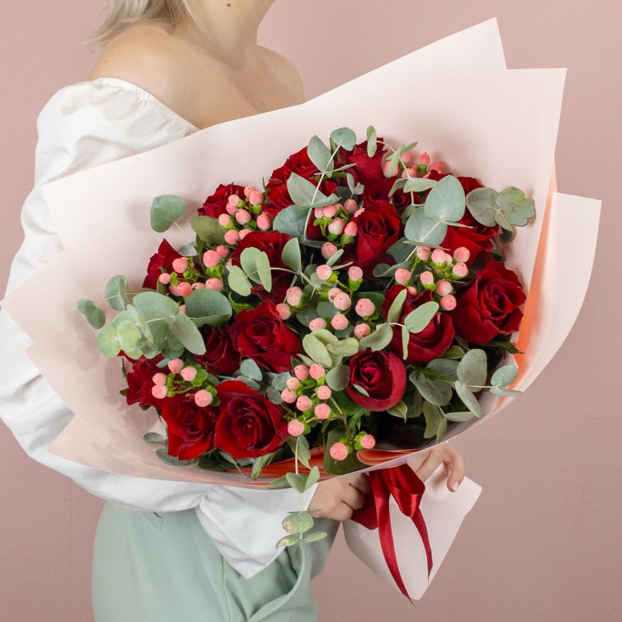 Дизайнерский букет из красной розы с эвкалиптом