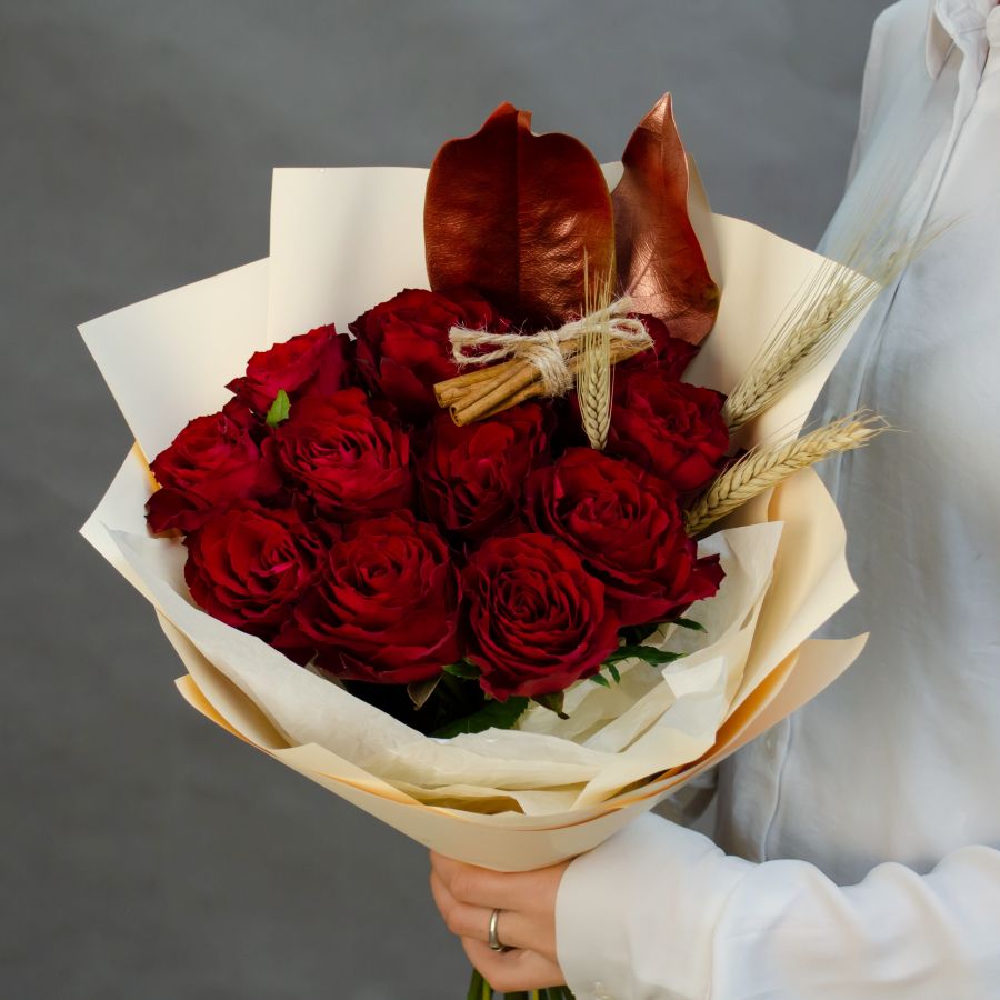 Букет 11 роз с корицей "Красная фантазия"