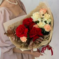 Сборный букет "Красно-персиковый"