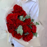 11 красных wow-роз с эвкалиптом в матовой упаковке