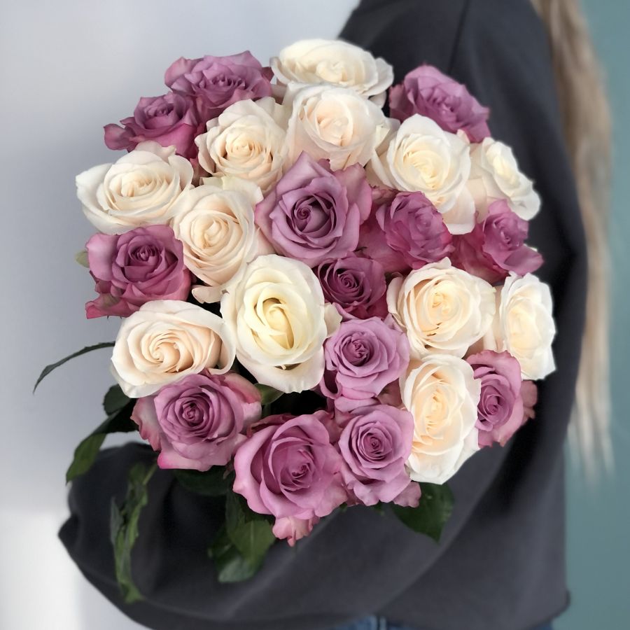 25 бело-сиреневых роз Эквадор