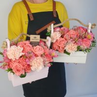 Ящик с розовыми цветами