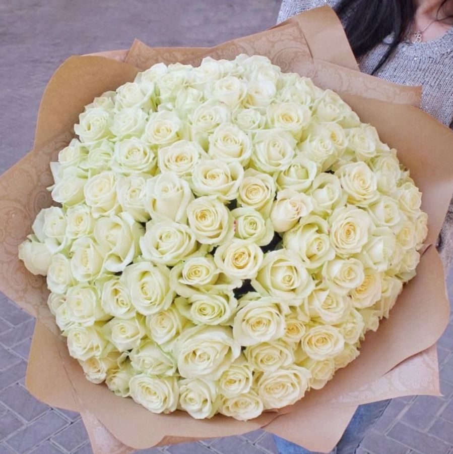 Монобукет из 101 белой розы "Роскошный букет"