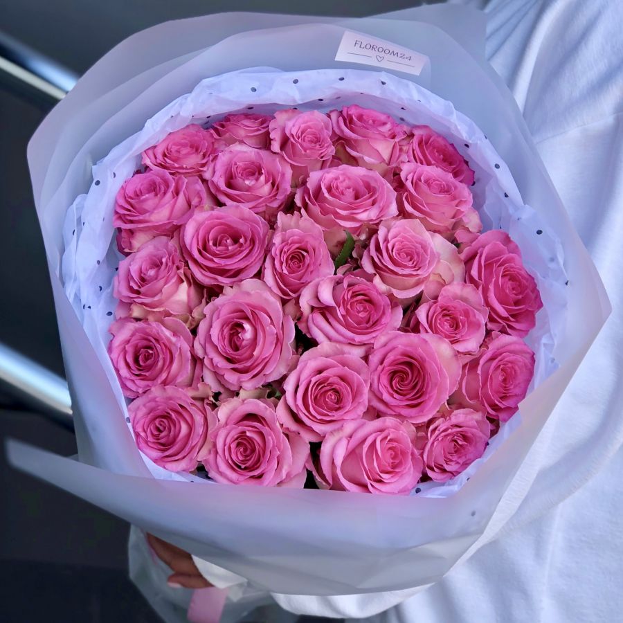 25 розовых роз в красивой упаковке