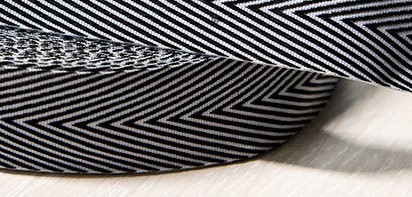 Тесьма декоративная тканая Лампас жаккард PREMIUM 25 мм черный/ белый (МТ-L-25.8)