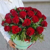 35 красных роз с эвкалиптом в шляпной коробке
