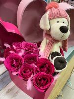 Сердце из розовых роз с игрушкой