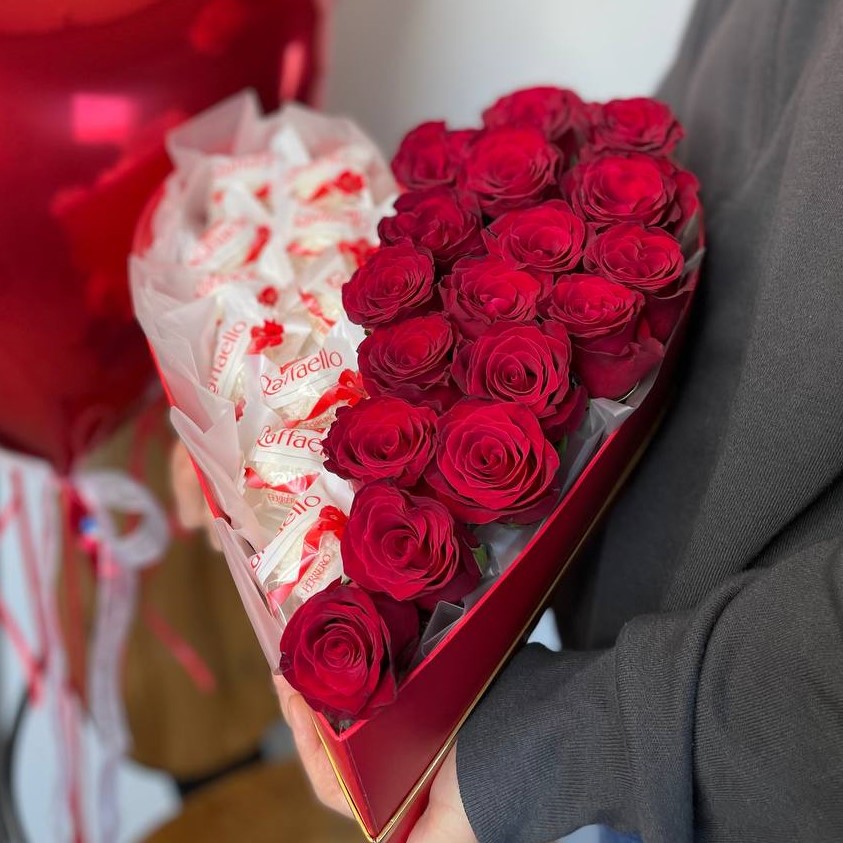 Композиция ко Дню Святого Валентина в форме сердца с розой рафаэлло