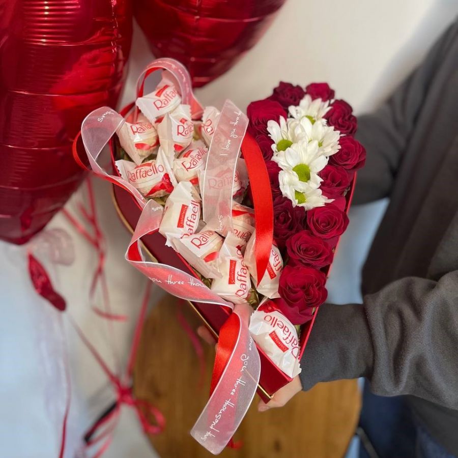 Валентинка розы с хризантемой и конфетами рафаэлло