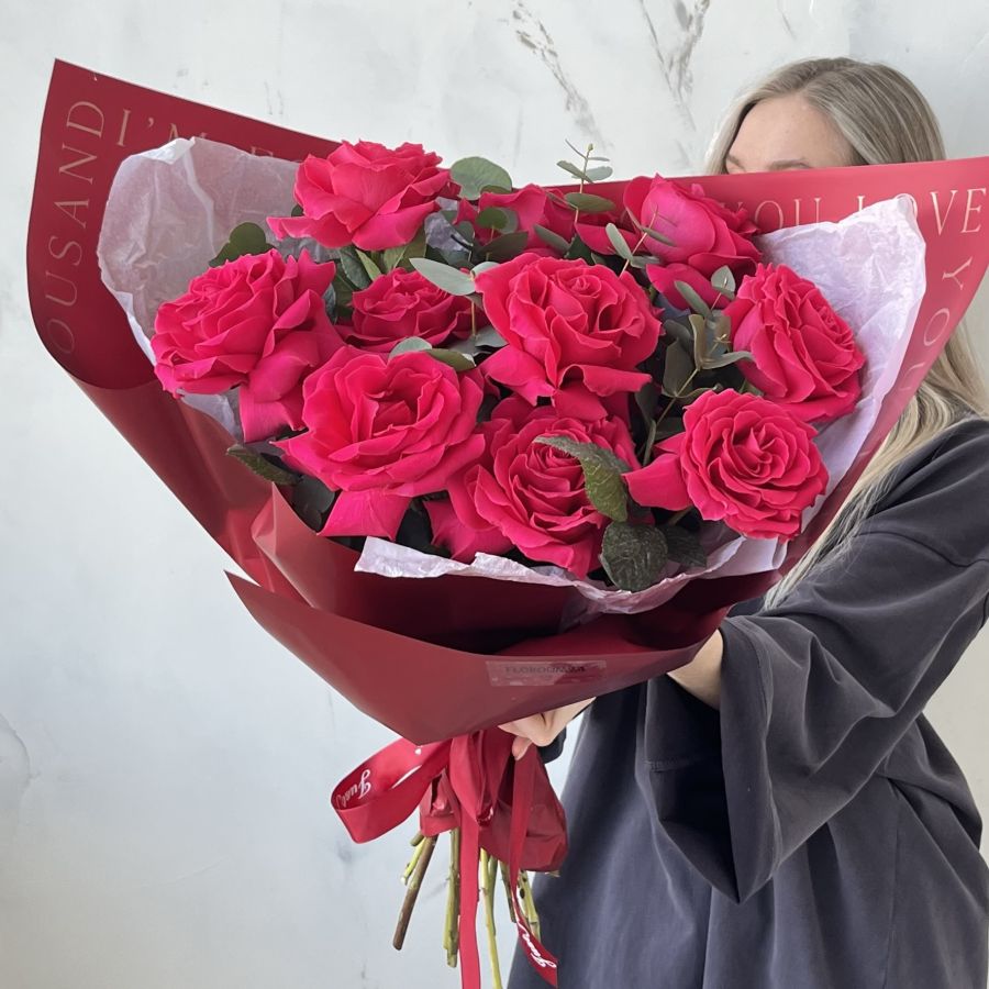 11 малиновых wow-роз с эвкалиптом в стильной упаковке