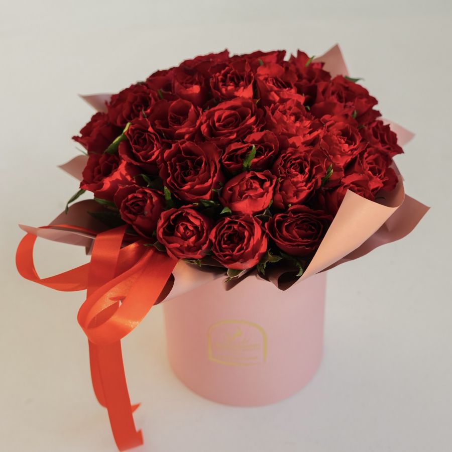 Розы в шляпной коробке (50 см).