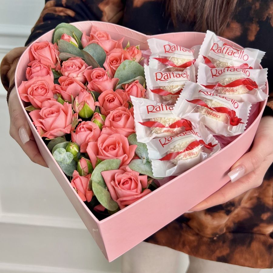 Коробка сердце с кустовыми розами и рафаэлло