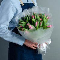 Розовые тюльпаны в оформлении