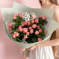 Букет из розовых кустовых роз с топпером «Love you»