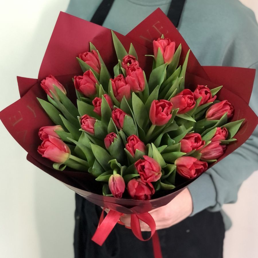 Акция! 25 красных тюльпанов с оформлением