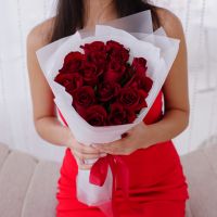 Красные розы в стильной упаковке