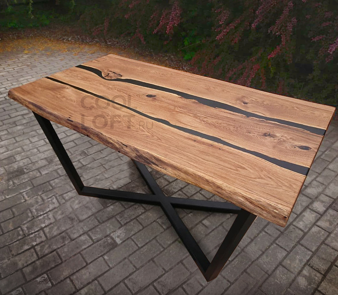 Обеденный стол из массива дерева с черной эпоксидной смолой