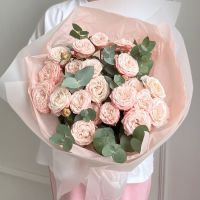 Пионовидные розы с эвкалиптом