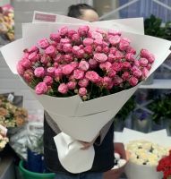 15 кустовых пионовидных роз в светлой упаковке