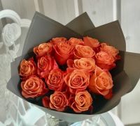 17 оранжевых роз в красивой упаковке