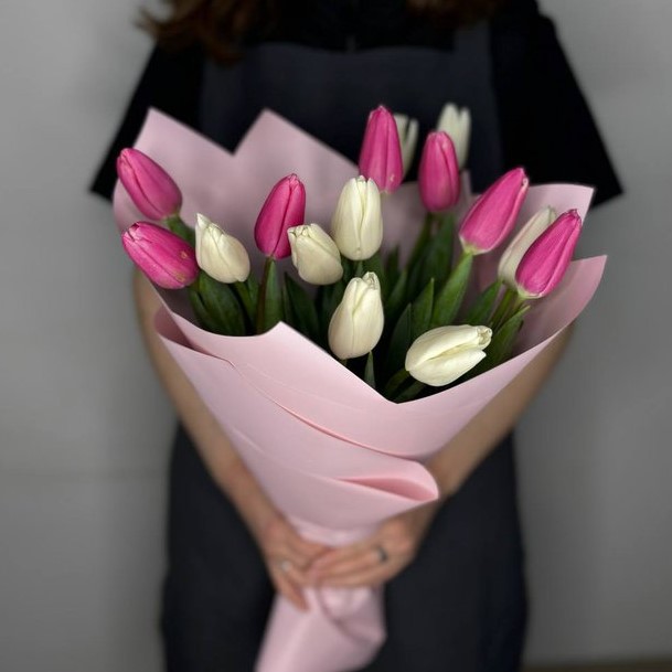Нежнейший букет из розовых и белых тюльпанов в упаковке