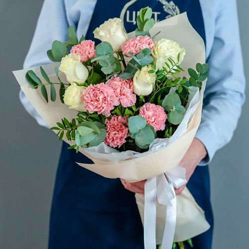 Букет белых роз с розовыми диантусами
