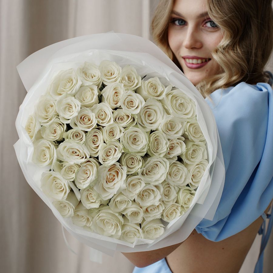 51 белая роза 40 см. в оформлении