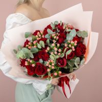 Букет из красной розы с эвкалиптом