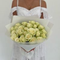 25 белых роз в красивой упаковке