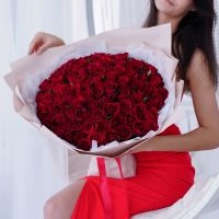 Красные розы в бежевой упаковке