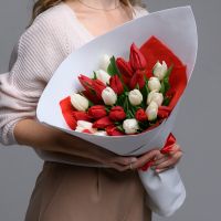 Букет из 25 красных и белых тюльпанов