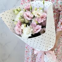 Бело-розовая эустома в красивой упаковке