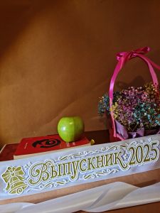 Лента белая ВЫПУСКНИК ПЕЧАТНАЯ 2025, объемная 3d, атлас,