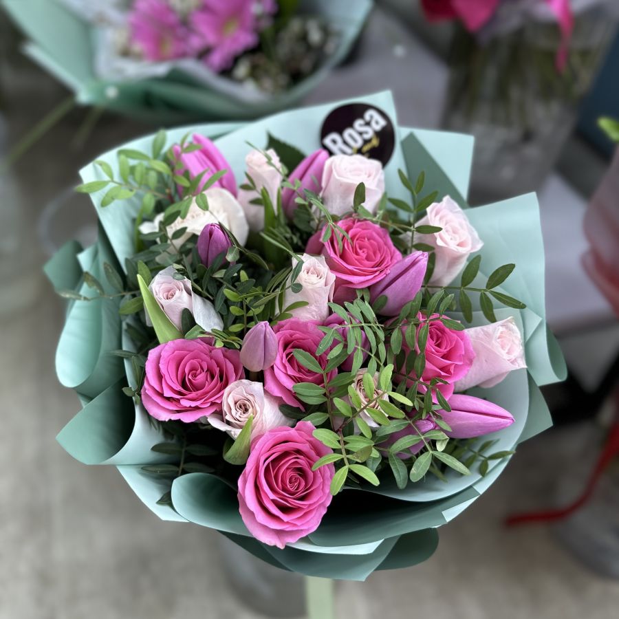 Сборный букет с розами и тюльпанами