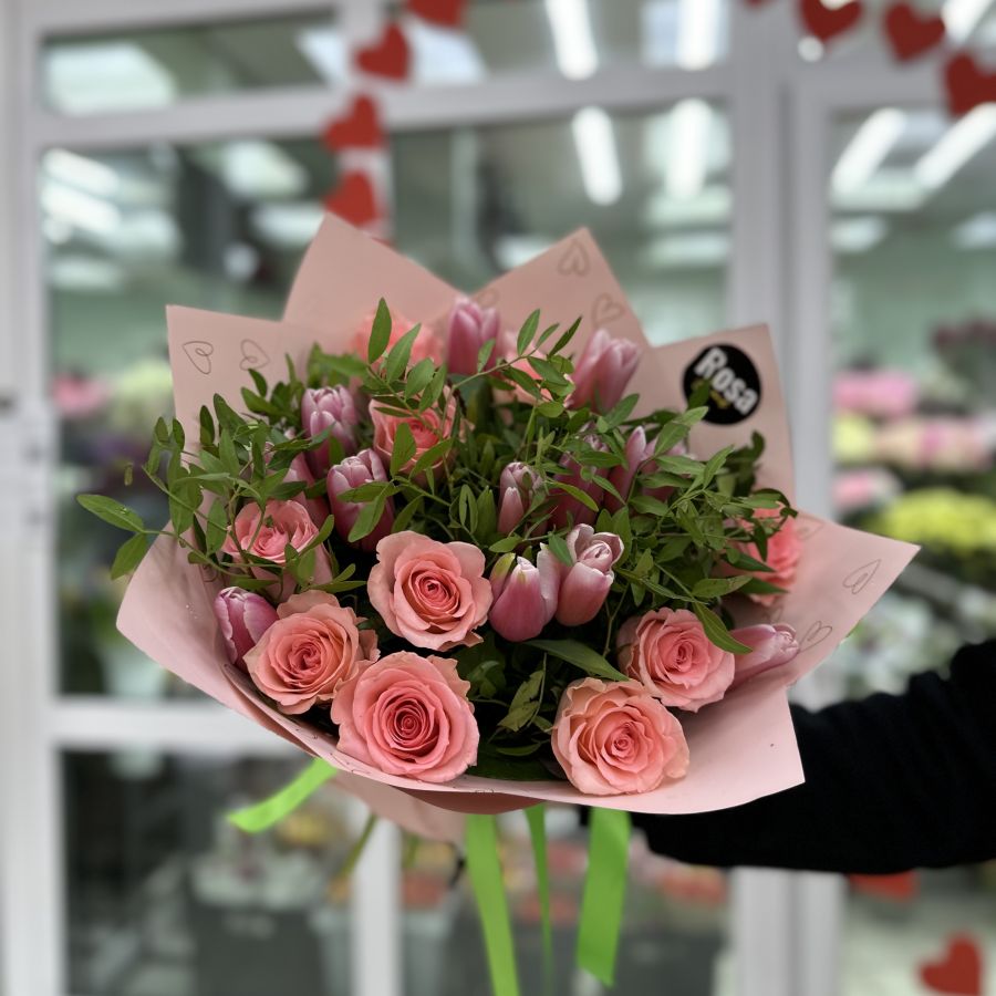 Сборный букет с розами и тюльпанами